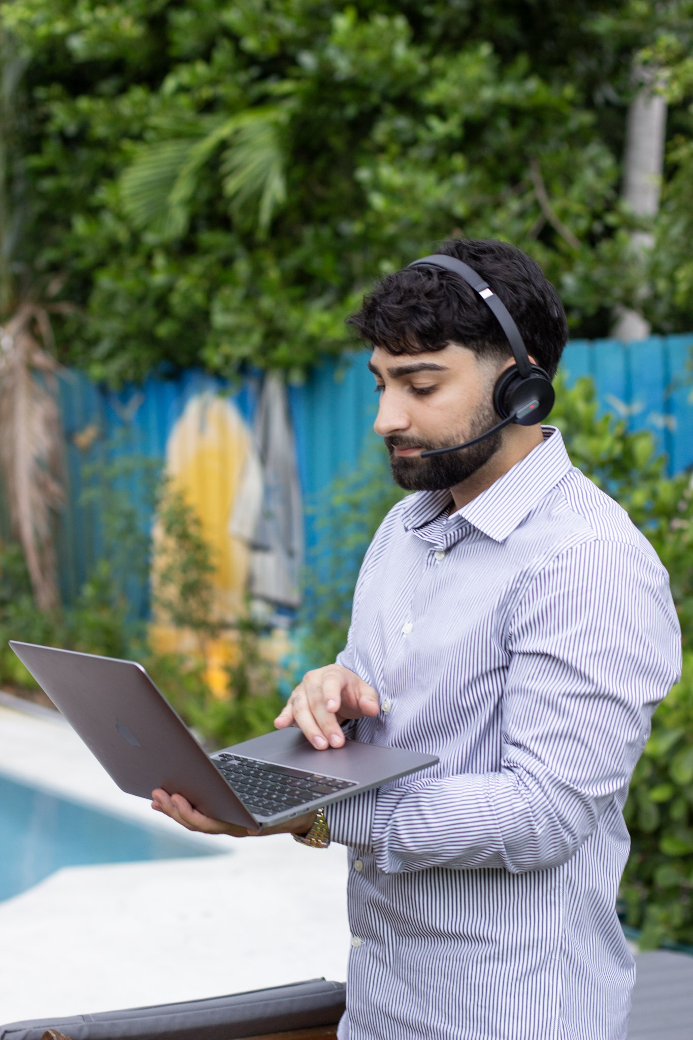 Highline agent working with a laptop and headset
